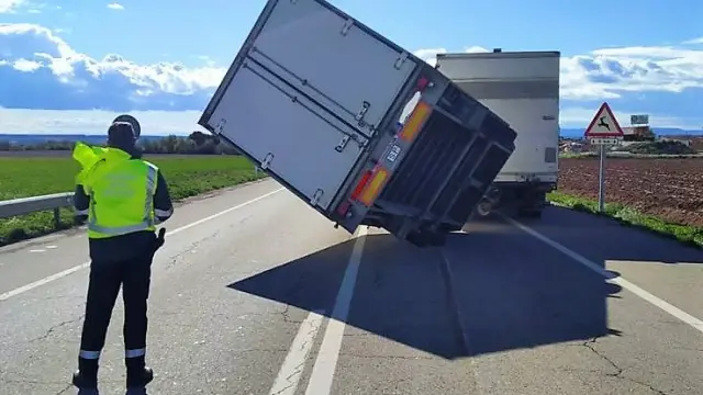 El camión accidentado ha ocupado los dos carriles de la calzada.
