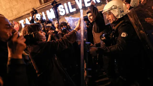 Carga policial en Estambul contra concentración feminista.