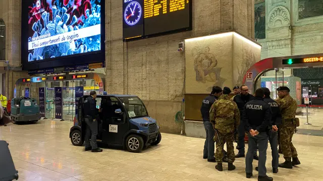 Policías en la estación de trenes de Milán