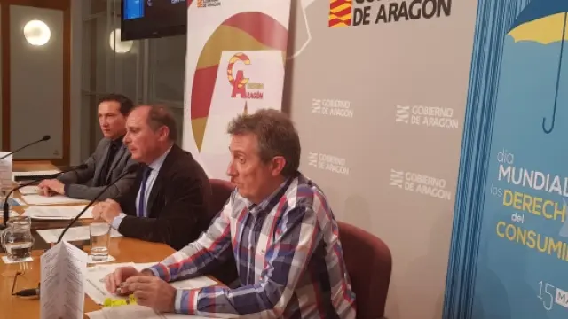 Carlos Peñasco, Pablo Martínez y Javier Masip durante la rueda de prensa de este lunes.