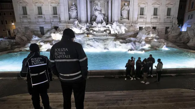 Policías vigilando la Fontana di Trevi