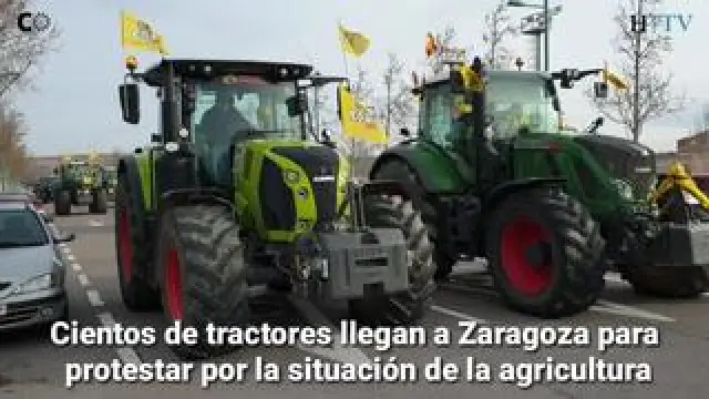 Tractores procedentes de toda España llegan al Parking Norte de la Expo desde donde saldrá una manifestación que los participantes prevén histórica.
