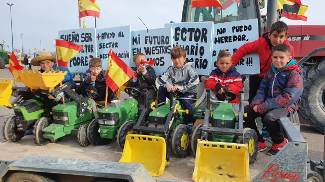 Hijos de agricultores en la tractorada de Zaragoza