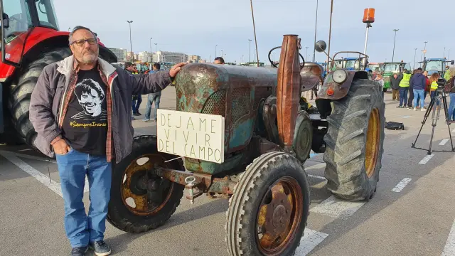 José Pablo Esteban (70 años) ha llegado a Zaragoza desde Valderrobres (Teruel) con un tractor que casi le iguala en años