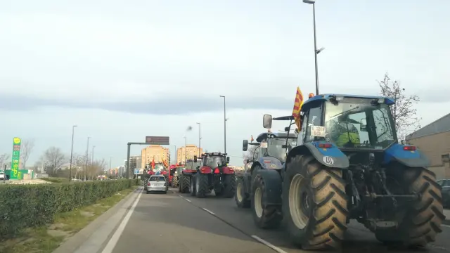 La entrada a Zaragoza por la carretera de Castellón se encuentra colapsada por la afluencia de tractores a la manifestación.