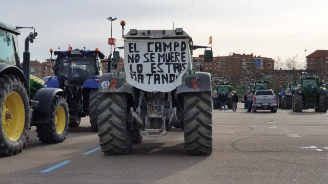 Lemas en los tractores de la manifestación en Zaragoza.