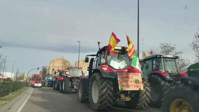 Los primeros tractores que han llegado a la ciudad aguardan a la llegada de sus compañeros en el parking sur