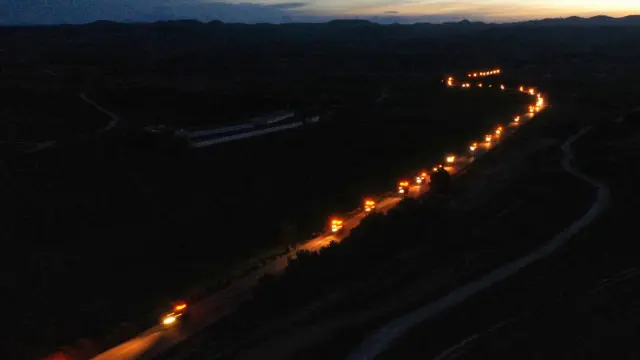 Los tractores, esta madrugada, a su paso por Alcubierre y camino de la manifestación de Zaragoza.