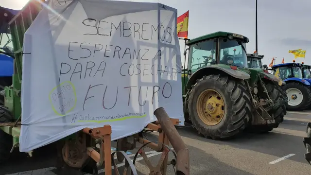 Pancartas en los tractores durante la manifestación