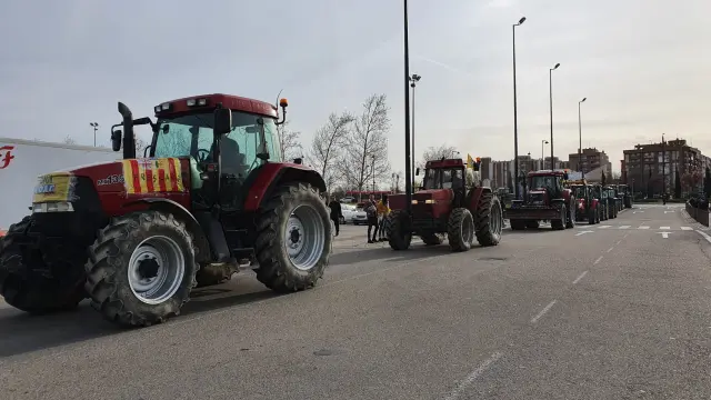 Tractores llegando al parking Sur de la Expo