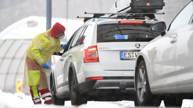 Un médico austricaco chequea a un conductor procedente de Italia en el paso de Brenen, frontera con Austria