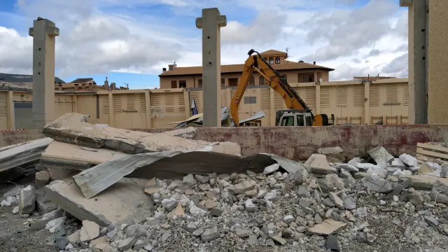 La demolición del pabellón de Cantavieja, muy avanzada.