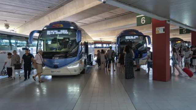 Llegada de un autobús procedente de Madrid a la estación de autobuses de Teruel.