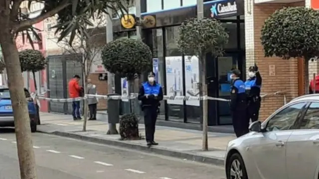 Los agentes acordonaron la sucursal de Caixabank, en la avenida de Zaragoza de Utebo.