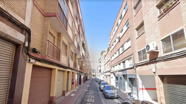 Una imagen de la calle de las Rosas, en el barrio de Casablanca (Zaragoza), donde se ha practicado la detención de un hombre por tráfico de drogas.