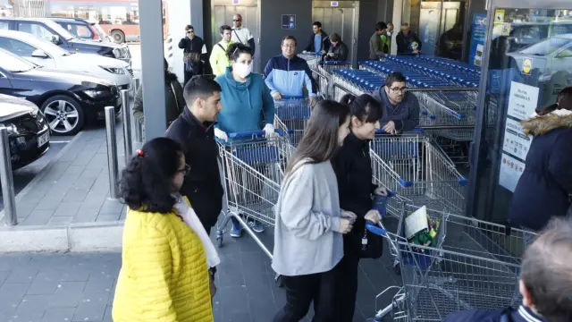 Supermercados llenos y calles semivacías