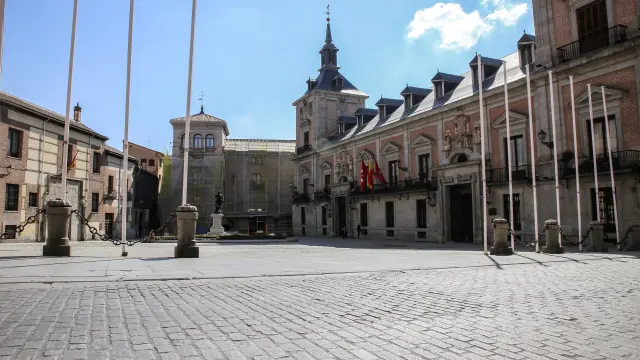 La plaza de la Villa de Madrid, sin gente este sábado por el coronavirus.