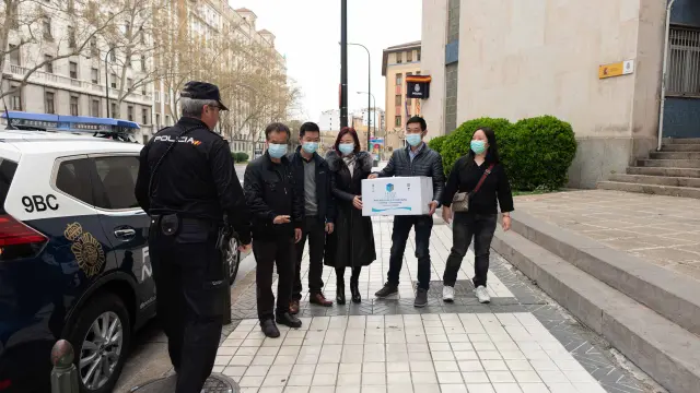 Miembros de la comunidad china en Zaragoza entregan mascarillas a la Policía Nacional