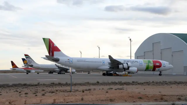 Aviones aparcados frente a los hangares del aeropuerto de Teruel.