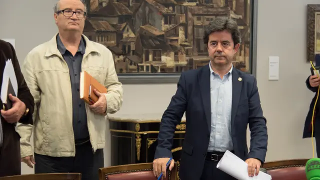 El alcalde de Huesca, Luis Felipe (d) junto al primer teniente de alcalde, José María Romance