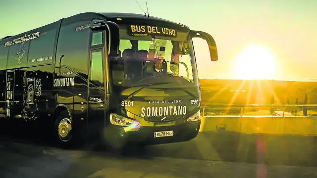 El autobús del vino recorre los principales rincones de la comarca Somontano de Barbastro.