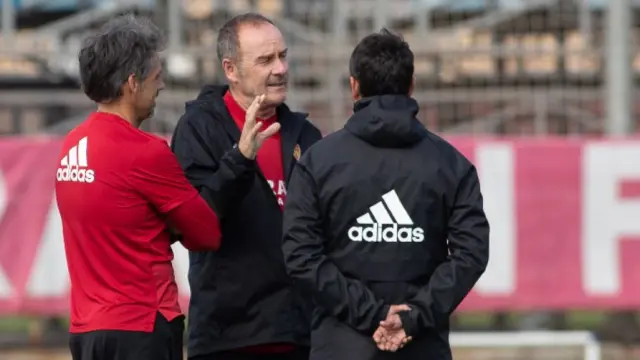 Víctor Fernández, entre Roberto Cabellud y José Luis R. Loreto, sus más estrechos colaboradores en el cuerpo técnico del Real Zaragoza.