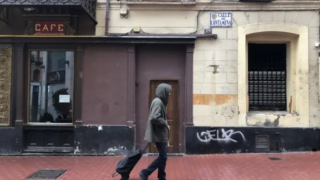 Un solitario viandante por las calles de una Zaragoza casi clausurada.