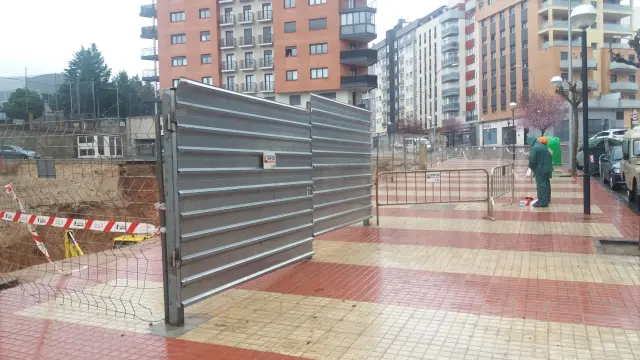 Operarios de una obra contigua vallan la acera de la avenida de Sagunto de Teruel para evitar riesgos a los peatones.