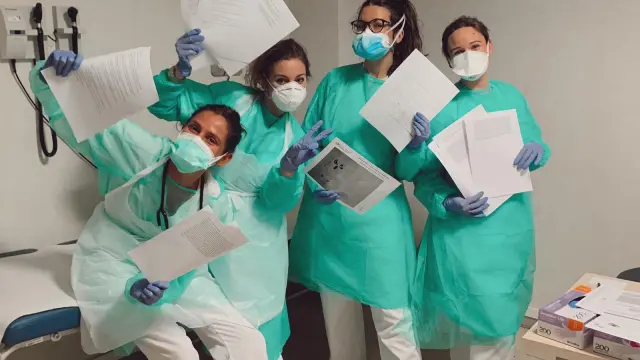Miembros del proyecto imprimiendo algunas de las cartas recibidas en el hospital universitario Infanta Sofía.