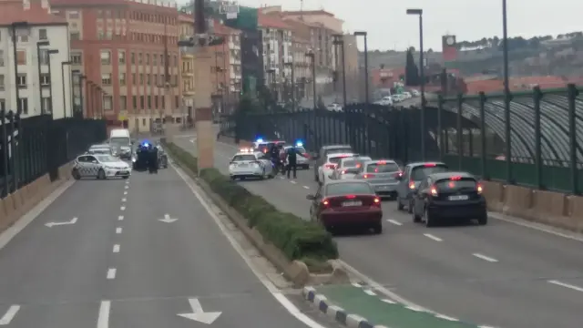 Control de la Policía Local en Teruel en el Viaducto Nuevo.