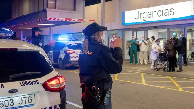 El personal de Urgencias del Hospital San Pedro de Logroño recibe el aplauso de los agentes de la Policía Nacional y Local de Logroño por su labor este viernes.