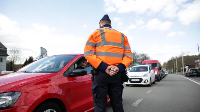 Un policía belga para a un conductor en Hauset, cerca de la frontera con Alemania.
