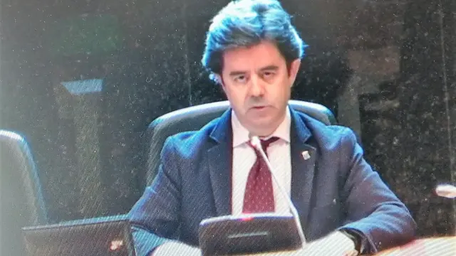 El alcalde de Huesca, Luis Felipe, durante la declaración institucional de este lunes.