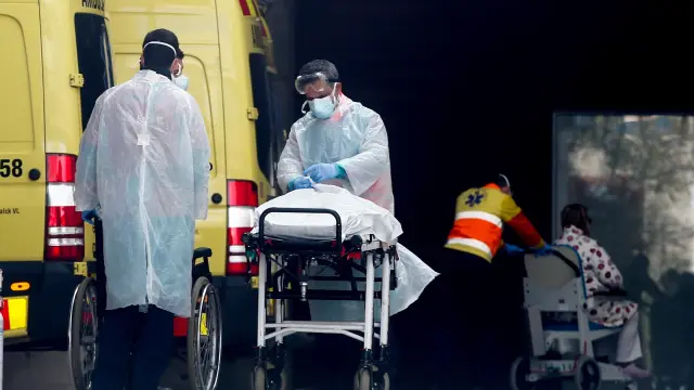 Equipo sanitario traslada a un enfermo de coronavirus en el hospital de Bellvitge, en Hospitalet de Llobregat. el pasado viernes.