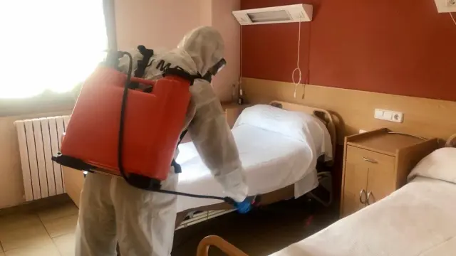 Un militar de la UME desinfecta una habitación de una residencia de la tercera edad en Biescas.