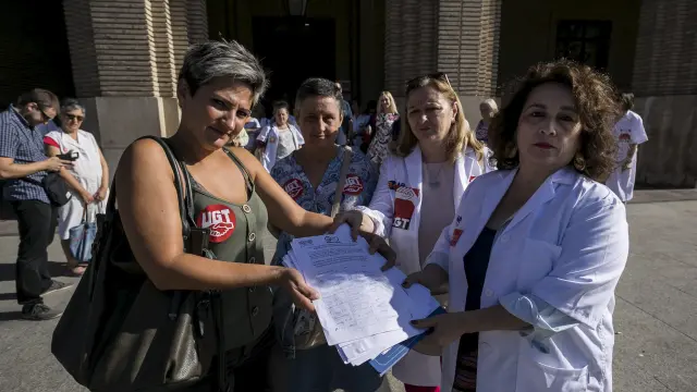 Imagen de archivo de entrega de firmas contra el pliego de Ayuda a domicilio del Ayuntamiento de Zaragoza.