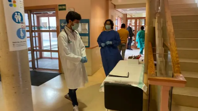 Personal sanitario del Centro de Salud de Utebo, donde atienden cada día decenas de casos sospechosos de coronavirus, sin pruebas para poder confirmar los diagnósticos.