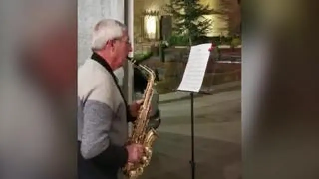 Aprendió a tocar el saxo tras jubilarse y ayer cumplió 76 años.