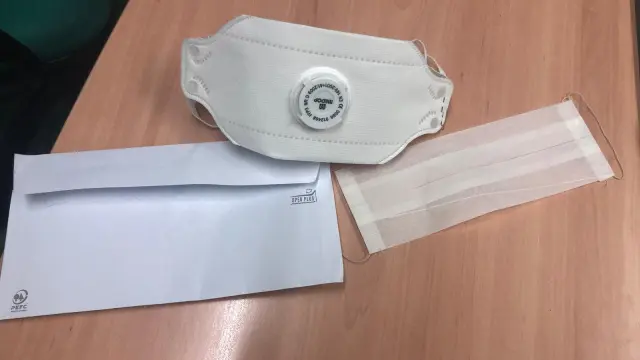 Este es el kit que recibe el personal sanitario de Urgencias de San Jorge: una mascarilla de protección homologada, un sobre para guardarla dentro y una de papel para encima.