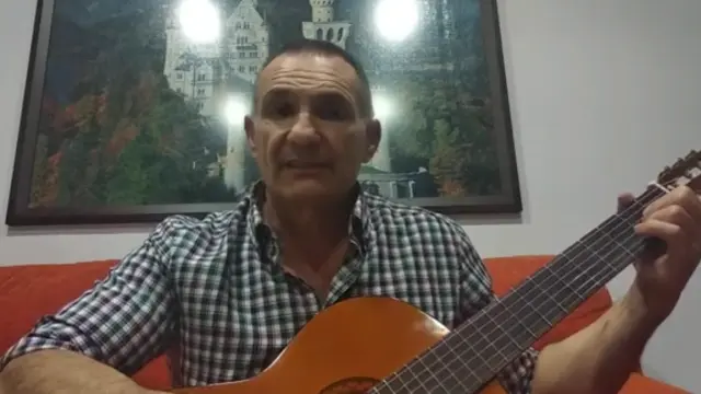 Toño Sánchez, con su guitarra en el vídeo colgado en Youtube.