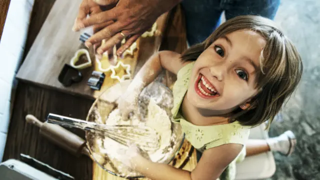 Hay cosas que todos los niños pueden hacer en la cocina según su edad