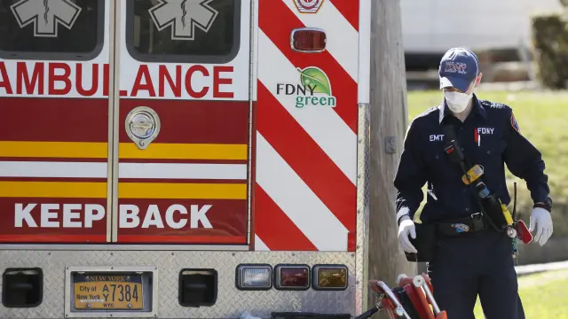 Una ambulancia del departamento de Bomberos en Queens, Nueva York.