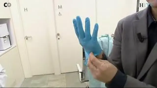 Guadalupe Fontán, enfermera del Colegio de Enfermería de Madrid, alerta de los peligros de llevar guantes de protección por la calle para prevenir el coronavirus.
