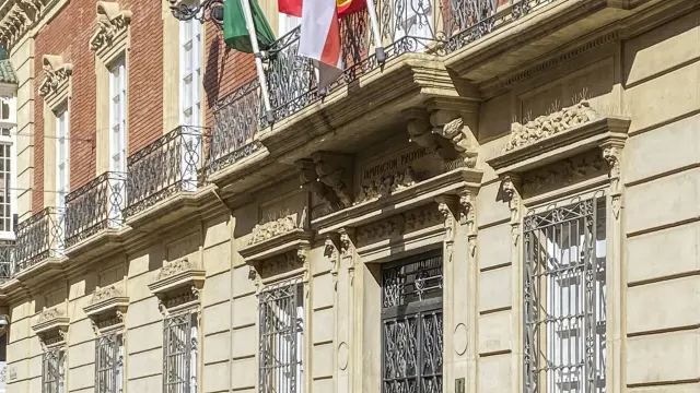 Banderas a media asta en la Diputación de Almería.