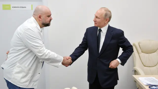 Dennis Protsenko, que ha dado positivo en coronavirus, estrecha la mano a Vladimir Putin el pasado 24 de marzo