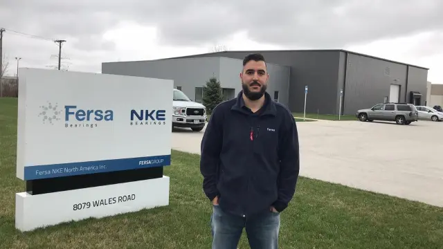 El ingeniero zaragozano Noel Prieto posa junto a las oficinas de Fersa en Ohio (EE. UU.).