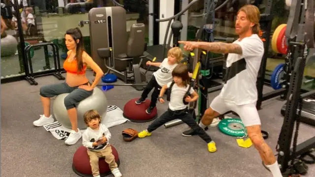 Sergio Ramos entrena en casa junto a su mujer, Pilar Rubio, y sus hijos.