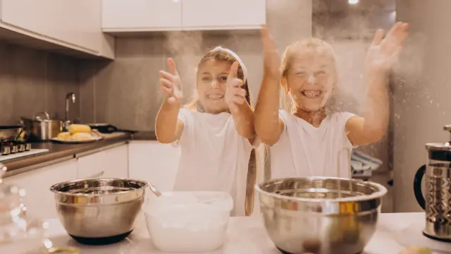 Además de preparar recetas, en la cocina se pueden realizar otras tareas con los pequeños de la casa