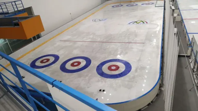 Pista de curling descongelada en Jaca