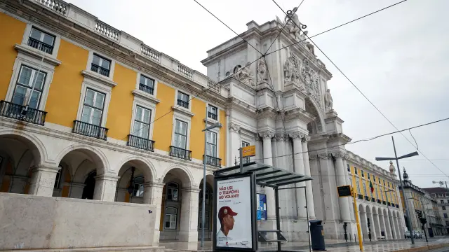 Una parada de autobús vacía en el centro de Lisboa.